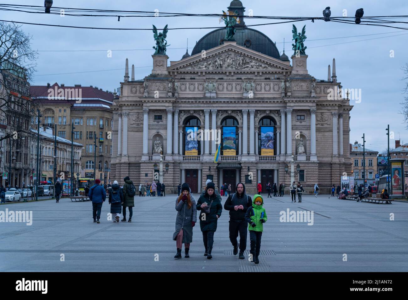 Am 6. März 2022 laufen und unterhalten sich die Menschen in den Straßen des Stadtzentrums in Lviv, Ukraine. Während der Krieg im Osten und Süden der Ukraine tobt, lebt das Leben in der t Stockfoto
