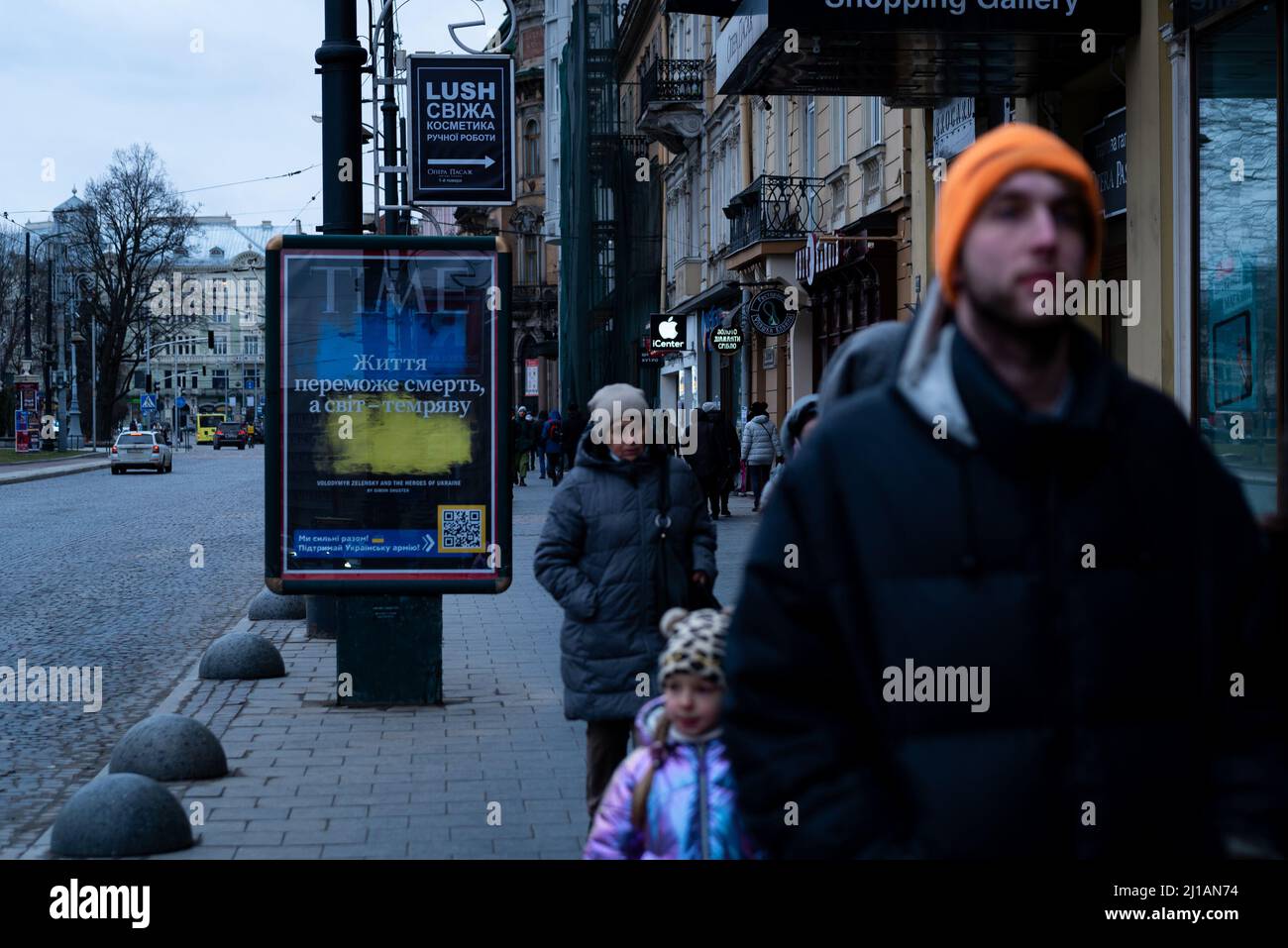 Am 6. März 2022 laufen und unterhalten sich die Menschen in den Straßen des Stadtzentrums in Lviv, Ukraine. Während der Krieg im Osten und Süden der Ukraine tobt, lebt das Leben in der t Stockfoto