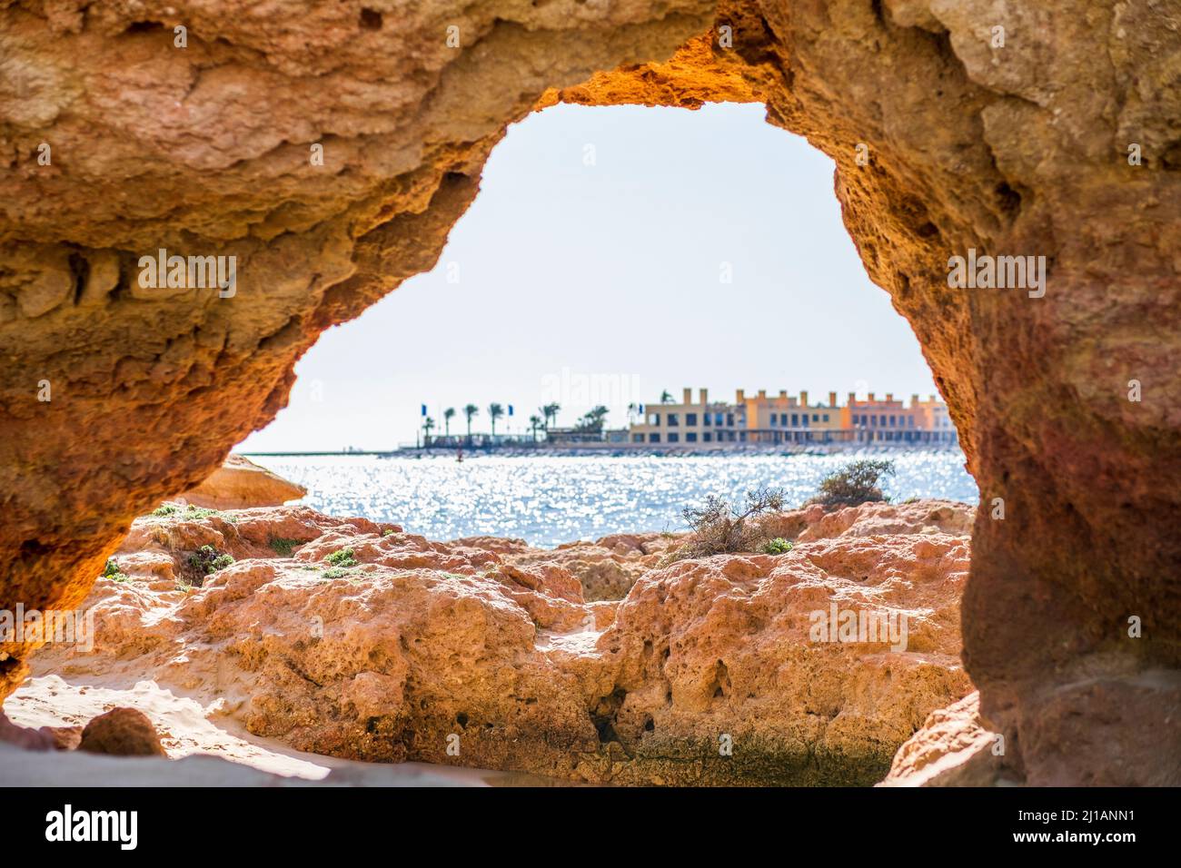 Schöner Sandsteinbogen mit Blick von Ferragudo auf den Yachthafen in Portimao, Algarve, Portugal Stockfoto