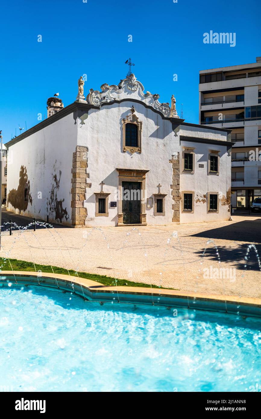 Historische Kirche namens Nossa Senhora do PE da Cruz in der Innenstadt von Faro, Algarve, Portugal Stockfoto