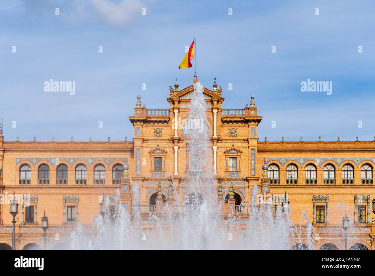 Das berühmteste Wahrzeichen an der Plaza de Espana mit dem Brunnen im Vordergrund, Sevilla, Spanien Stockfoto
