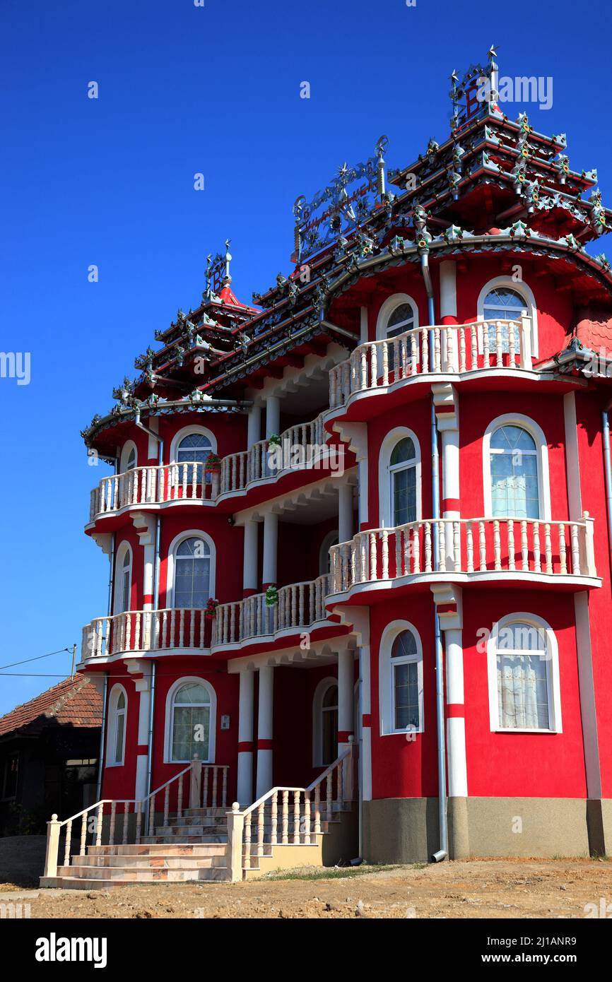 Zigeunervilla, Haus eines Zigeunerbaron bei Hunedora, typische Blechbeiten am Dach. Siebenbürgen, Rumänien / Zigeunervilla, Haus eines Zigeunerbarons n Stockfoto
