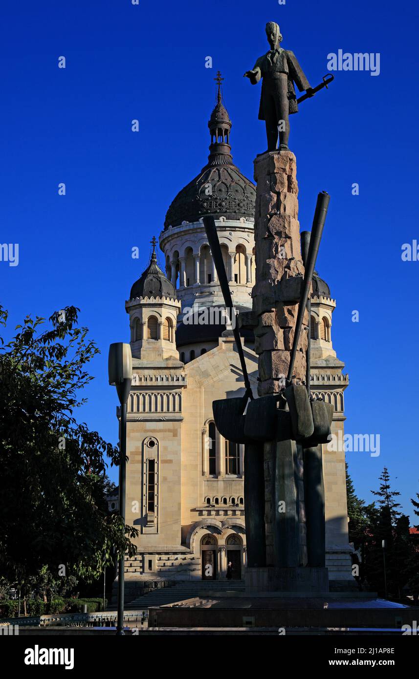 Avram Iancu Statue und Orthodoxe Kathedrale an der Piata Avram Iancu in Cluj, Siebenbürgen, Rumänien / Avram Iancu Statue und Orthodoxe Kathedrale Stockfoto