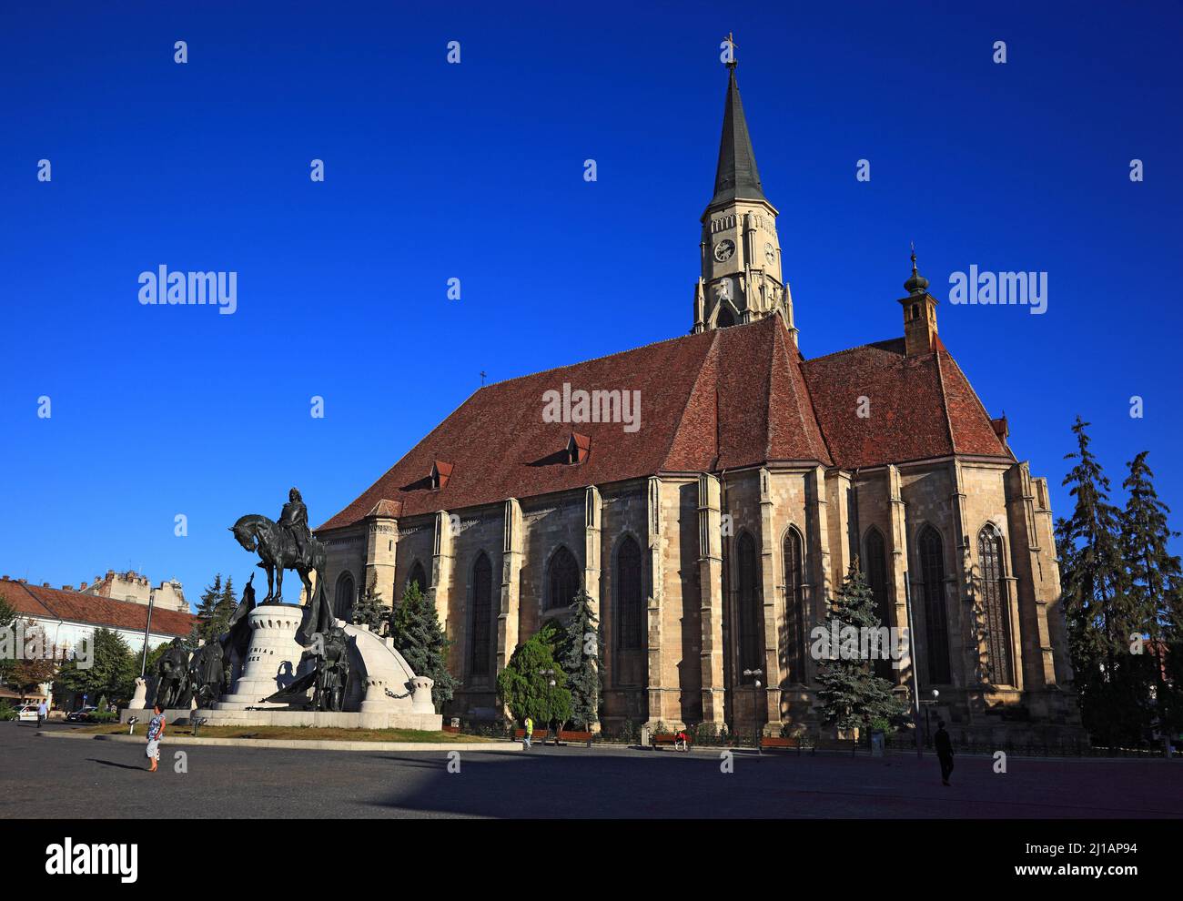 Reiterstandbild von Matthias Corvinus, Matthias Rex und die Klausenburger Michaelskirche in Cluj-Napoca, deutsch Klausenburg, ist das bedeutendste bei Stockfoto