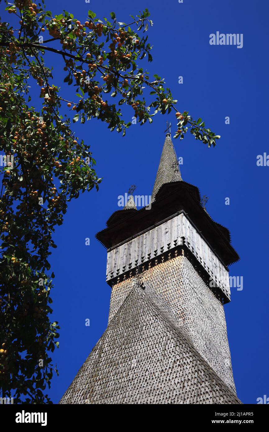 Unesco Weltkulturerbe: Holzkirchen von Budesti, untere Kirche, Biserica Josania, geweiht dem heiligen St. Nikolaus, erbaut 1760, Banat, Rumänien Stockfoto