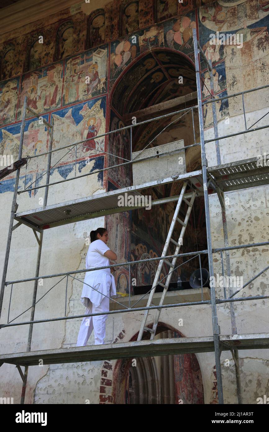 Restauratorin bei der Arbeit an den Fresken, Vatra Moldovitei, Rumänien, das Kloster Moldovita, Manastirea Moldovita, Ist ein Rumänen-Orthodoxe Frau Stockfoto