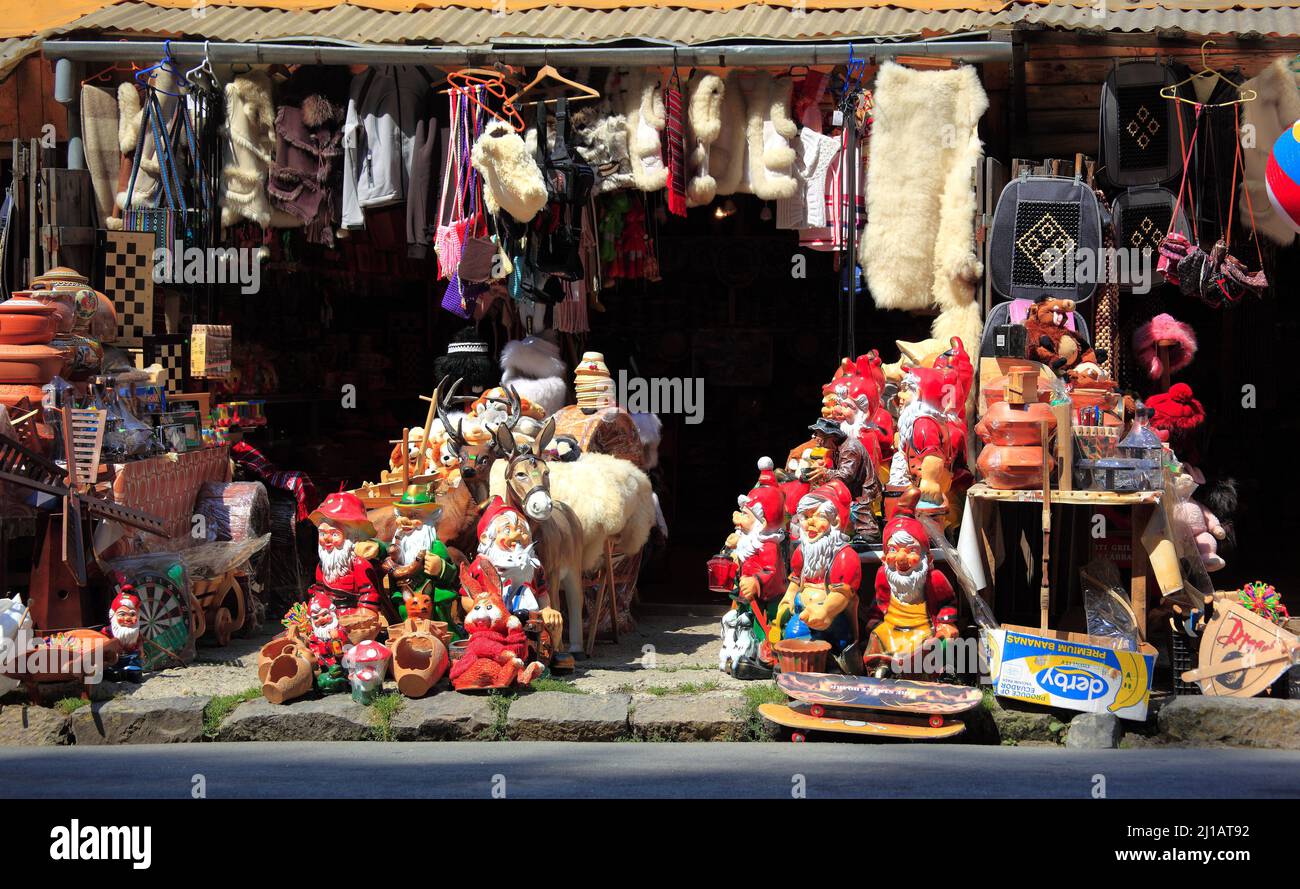 Straßenkiosky, Verkauf von Spielzeug, Gartenzwergen und Souvenirs, bei Sinaia, große Walachei, Rumänien / Street Kiosk, Verkauf von Spielzeug, Gartengnomen a Stockfoto