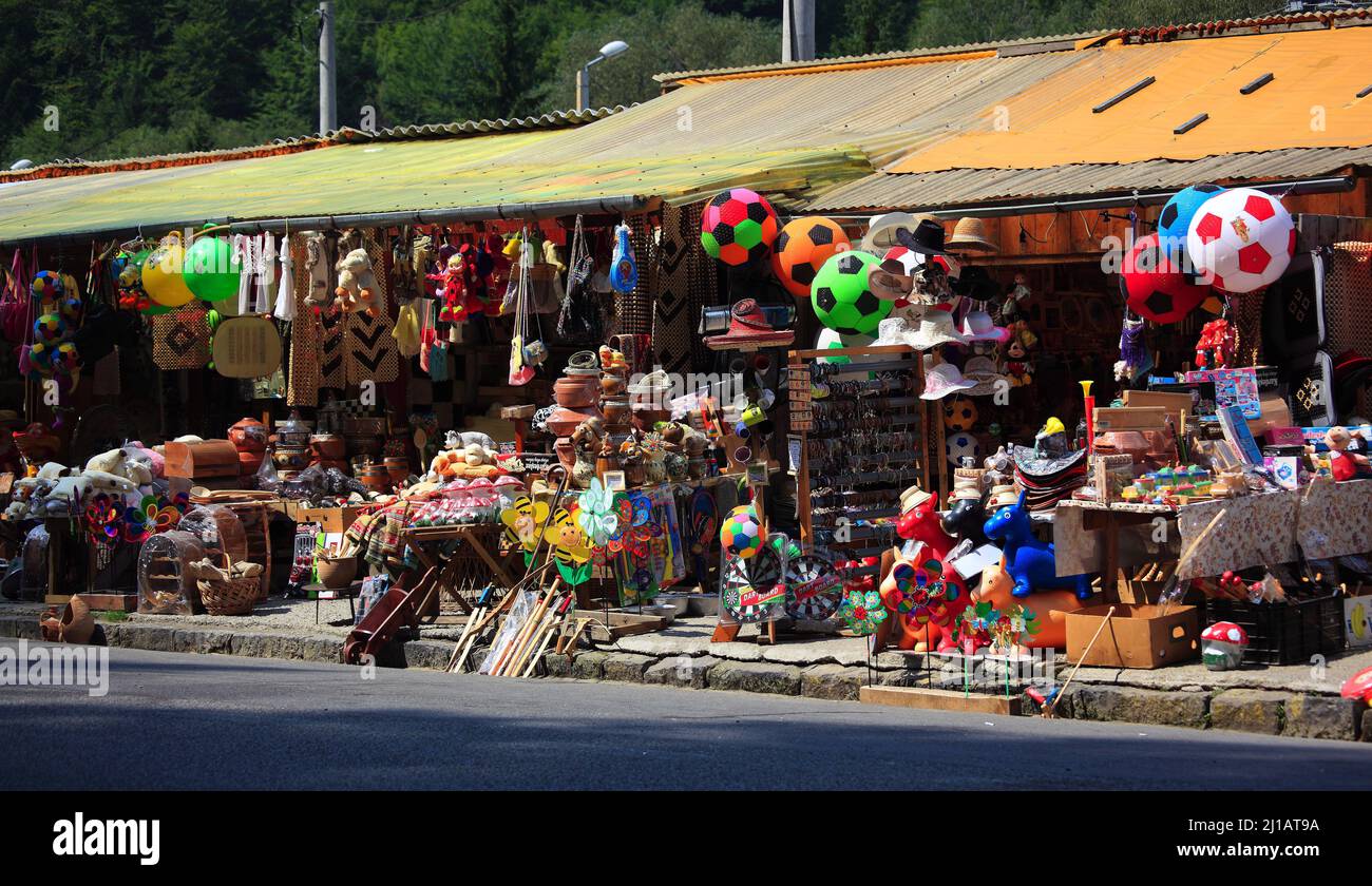 Straßenkiosky, Verkauf von Spielzeug, Gartenzwergen und Souvenirs, bei Sinaia, große Walachei, Rumänien / Street Kiosk, Verkauf von Spielzeug, Gartengnomen a Stockfoto