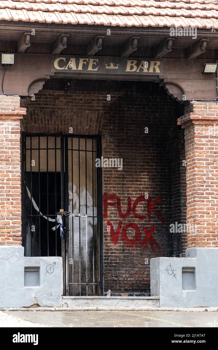 Madrid, Spanien. 18. März 2022. Graffiti gegen eine politische Partei in Spanien, an einer Backsteinmauer eines verlassenen Gebäudes Stockfoto