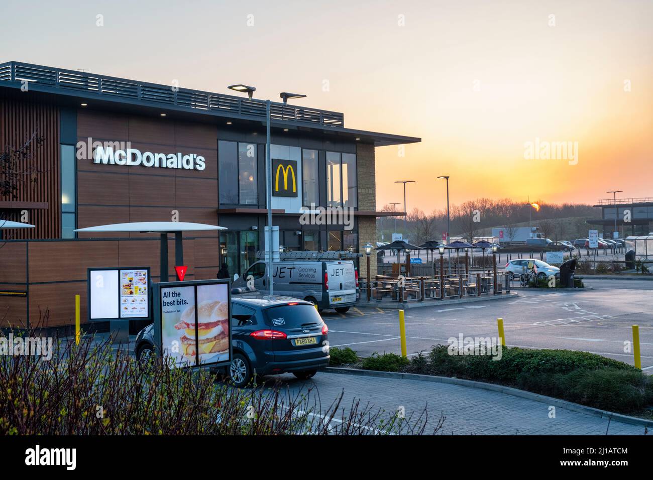 McDonalds bei Sonnenaufgang. Lakeview Drive, Bicester, Oxfordshire, England Stockfoto