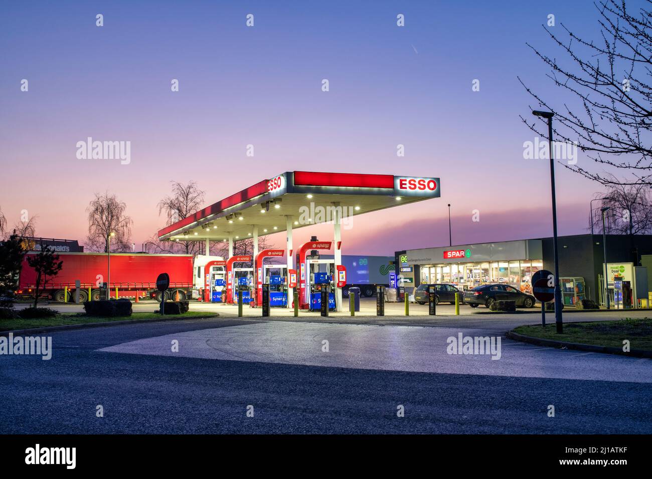 Esso Tankstelle im Morgengrauen. Baynards Green, Bicester, Oxfordshire, England Stockfoto