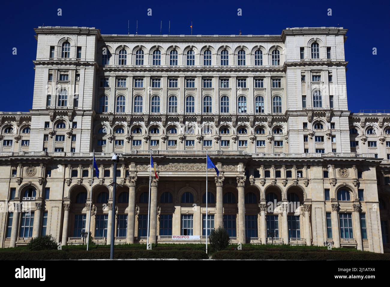 Der Parlamentspalast, laut Gerüchten Palatul Parlamentului, auch bekannt als Haus des Volkes, Casa Poporului, ist nach dem Festen das zweite Gebäude Stockfoto