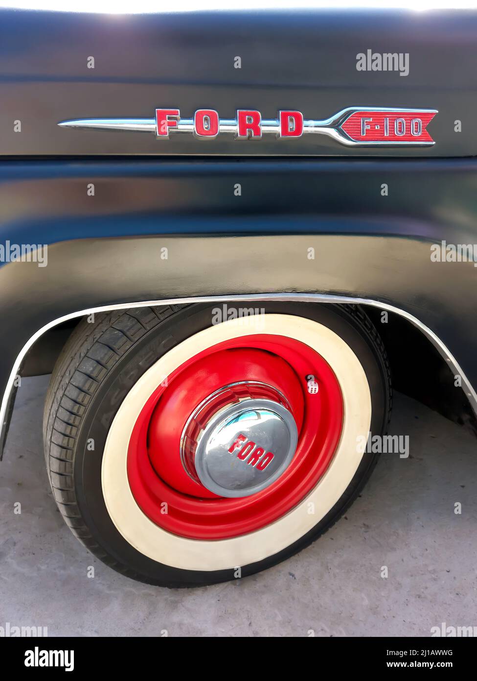 Ford F100 Logo und Branding auf der Motorhaubenseite und auf der Radschale eines alten Pickup-Trucks um 1960. Oldtimer-Show. Stockfoto