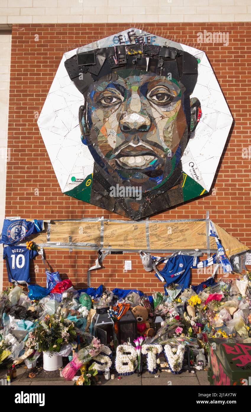 Street Art und Denkmal für den Musikunternehmer Jamal Edwards in Acton, London, England, Großbritannien. Stockfoto