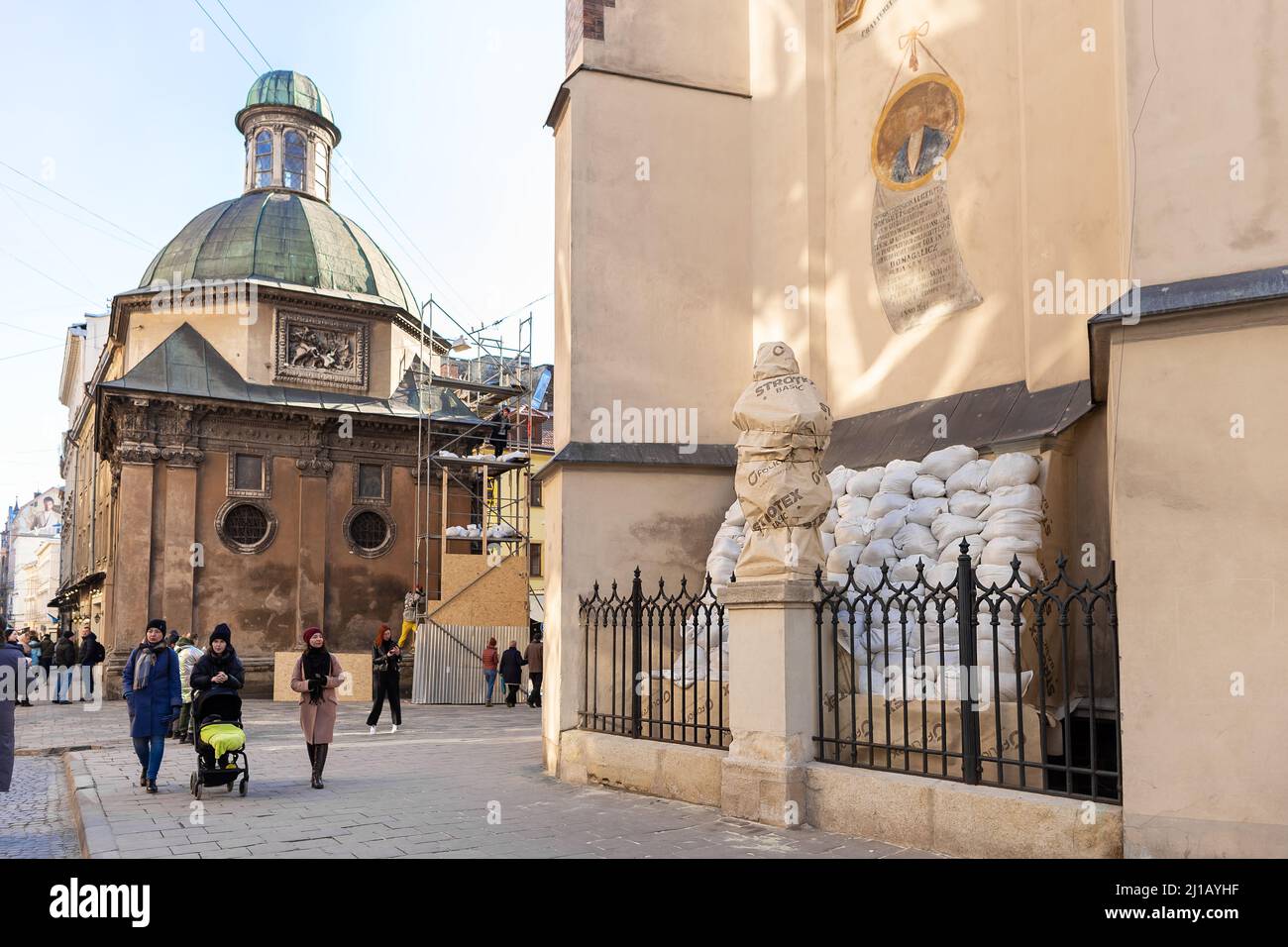 LVIV, UKRAINE - 17. März 2022: Die Statue in der Nähe der lateinischen Kathedrale ist umwickelt, um Schäden während eines möglichen Bombardements in Lviv zu verhindern. Russland marschieren ein Stockfoto