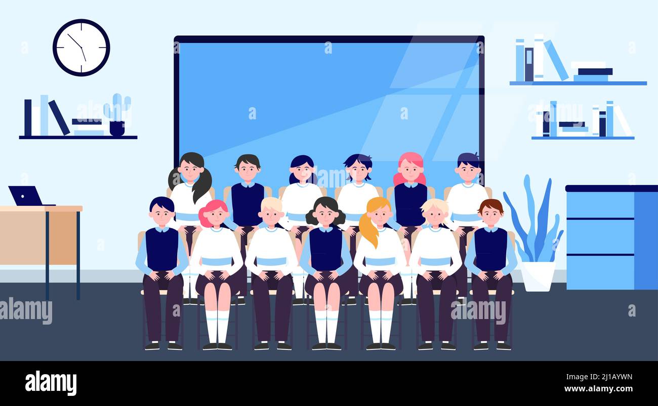 Schüler posieren für Klasse Foto im Klassenzimmer. Teen Jungen und Mädchen in Uniformen sitzen in Reihen in der Nähe von Tafel. Vektorgrafik für Speicher, Stock Vektor