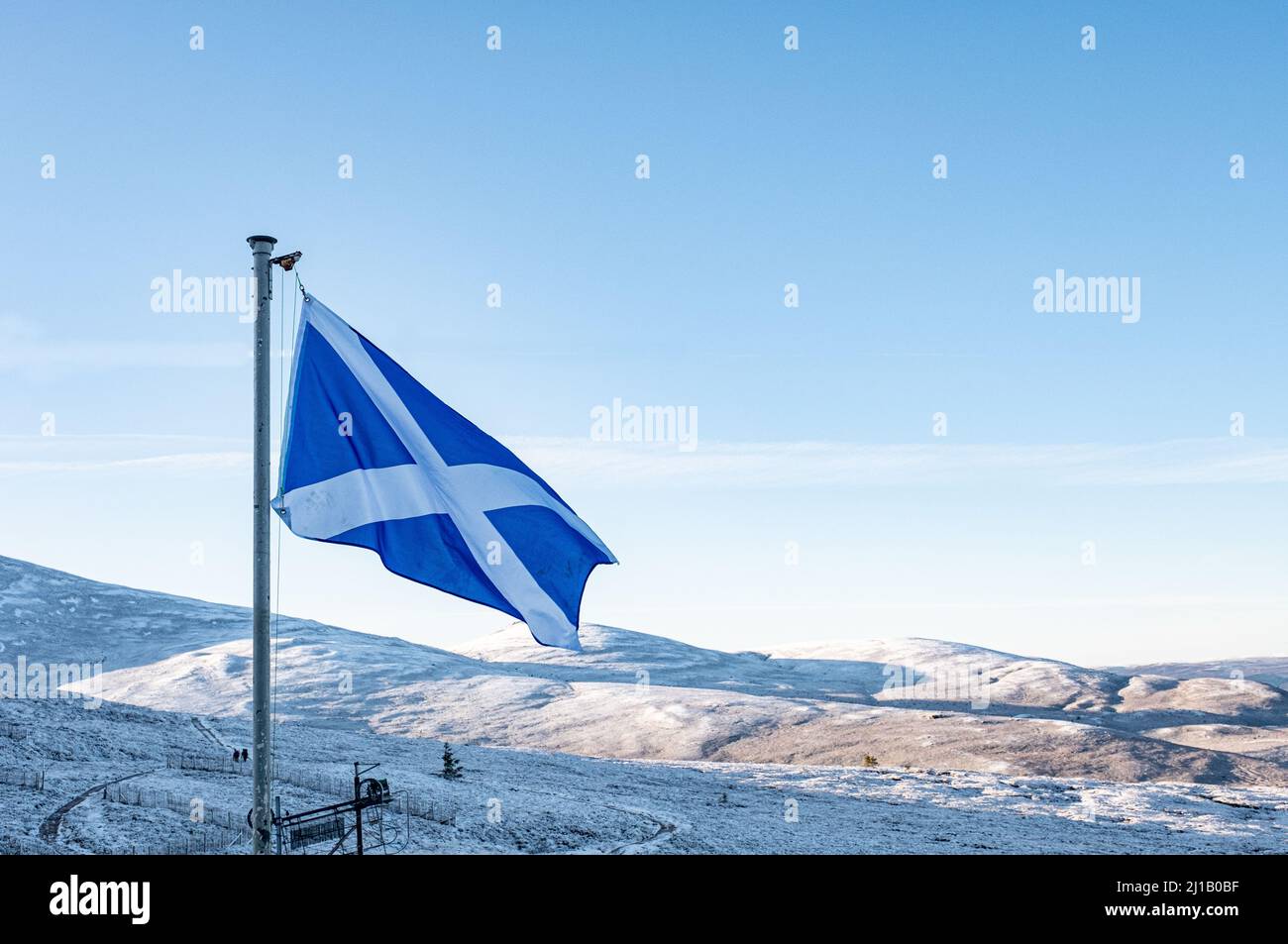 Die schottische Flagge („The Saltyre“), die an der Skiresort-Lodge in den Cairngorms in den schottischen Highlands fliegt Stockfoto