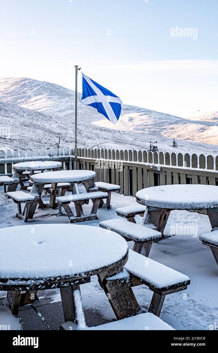 Die schottische Flagge („The Saltyre“), die an der Skiresort-Lodge in den Cairngorms in den schottischen Highlands fliegt Stockfoto