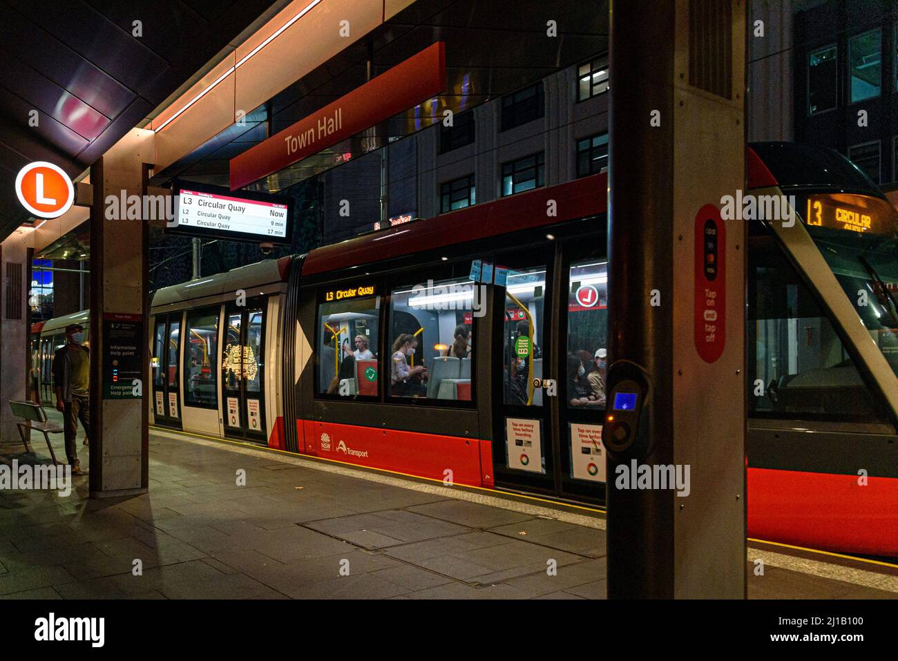 Eine Straßenbahn der Linie L3 am Rathaus hält nachts auf der George Street im zentralen Geschäftsviertel von Sydney Stockfoto
