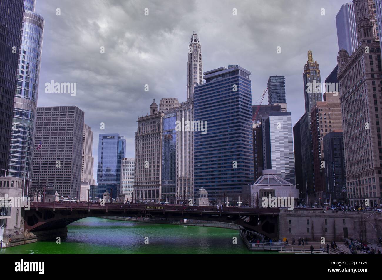 Der Chicago River wurde zum St. Patrick's Day grün gefärbt Stockfoto