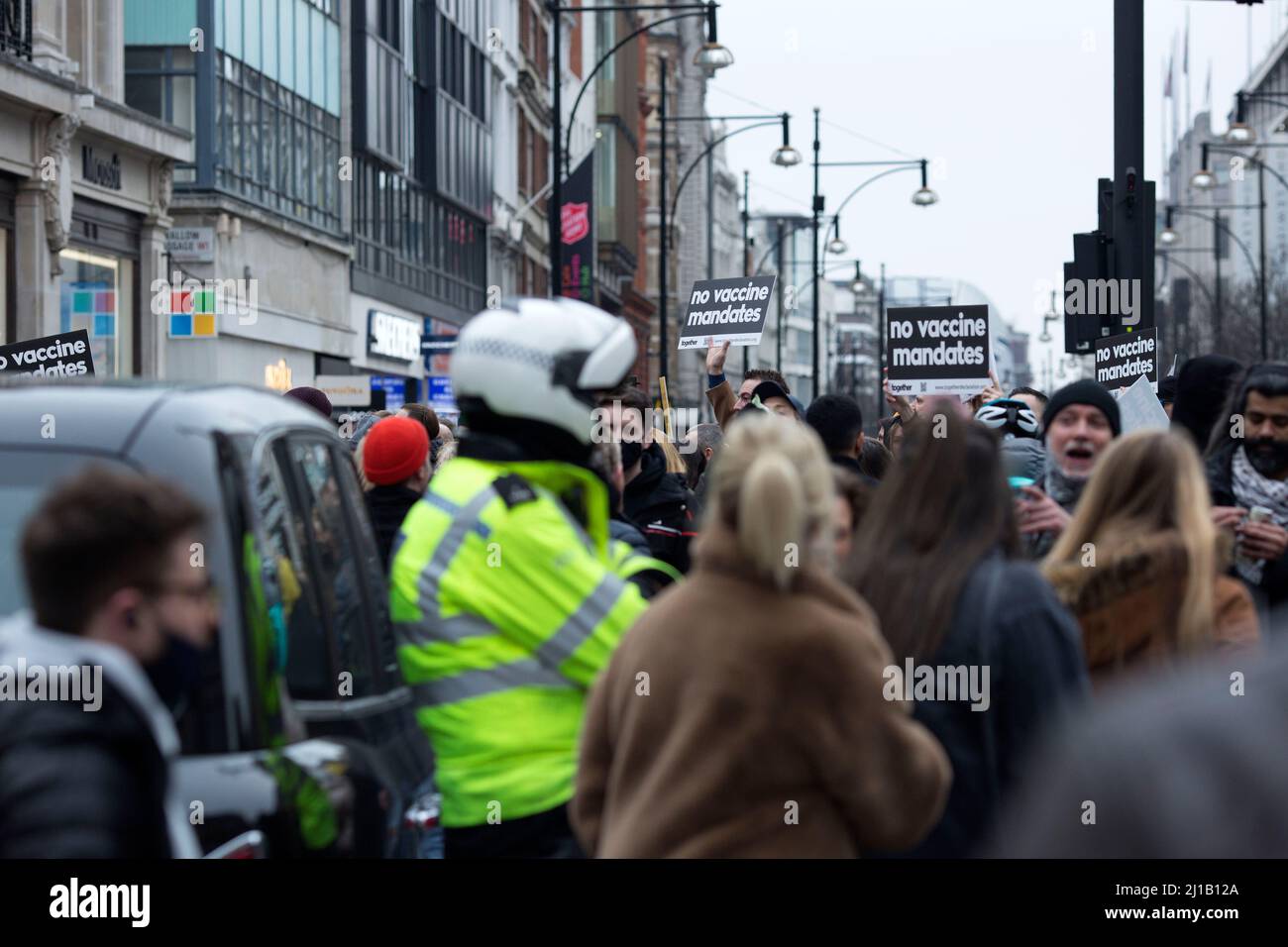 Die Teilnehmer marschieren im Rahmen einer World Wide Rally for Freedom im Zentrum von London. Stockfoto