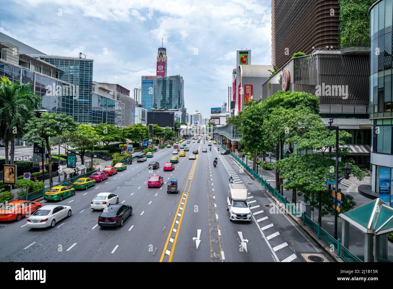 Bangkok, Thailand - 26. Aug 2021, Ratchaprasong Road, ein Highlight entlang Bangkoks Einkaufsviertel mit Umgebung am Donnerstag Nachmittag. Bangkok, Thailand Stockfoto