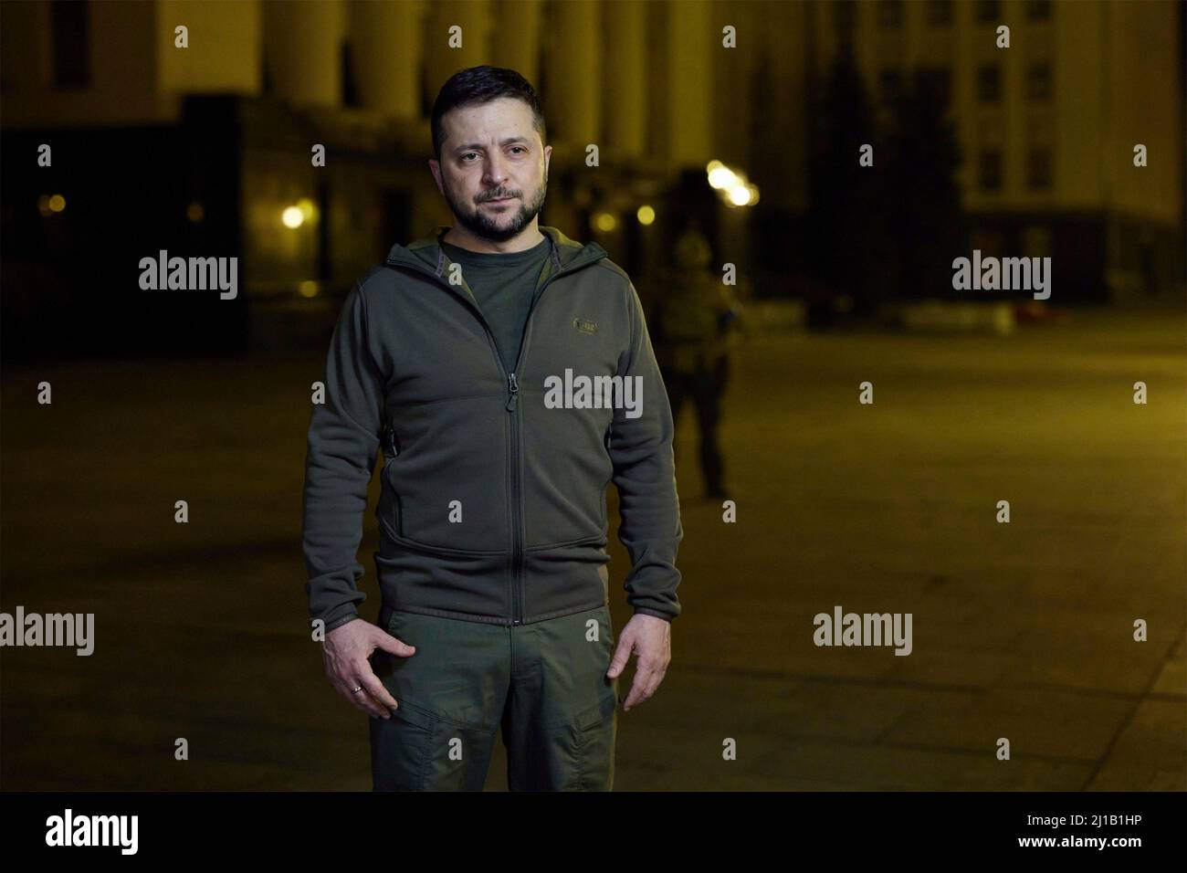 Kiew, Ukraine. 24. März 2022. Der ukrainische Präsident Wolodymyr Zelenskyy hält am frühen Morgen eine Rede von den Straßen der Hauptstadt aus, die den ersten Monat der russischen Invasion, den 24. März 2022, in Kiew, Ukraine, markiert. Quelle: Ukrainische Präsidentschaft/Ukrainische Präsidentschaft/Alamy Live News Stockfoto