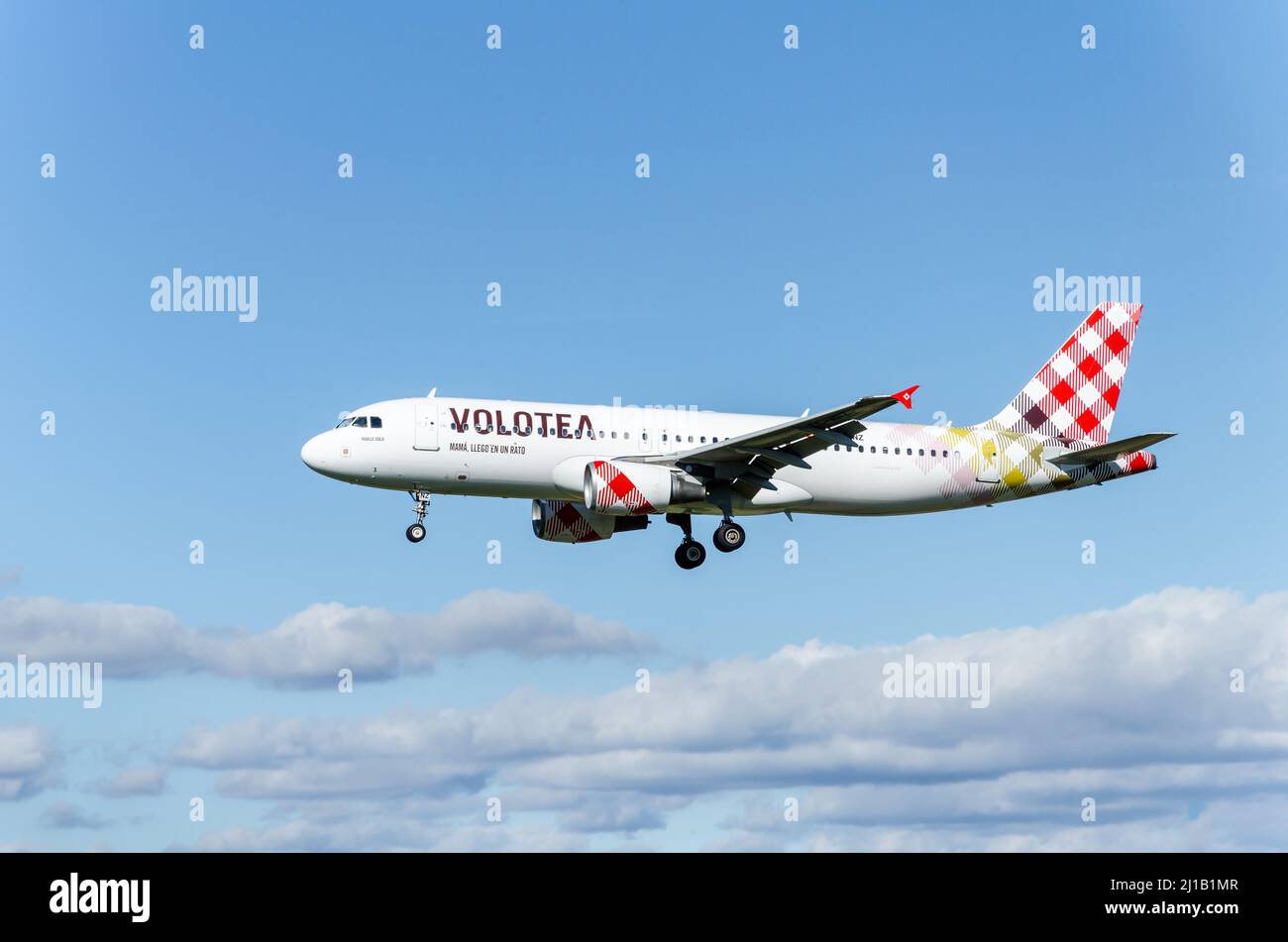Barcelona, Spanien; 1. November 2021: Airbus A320 der Volotea-Fluggesellschaft landet auf dem Flughafen Josep Tarradellas in Barcelona-El Prat Stockfoto