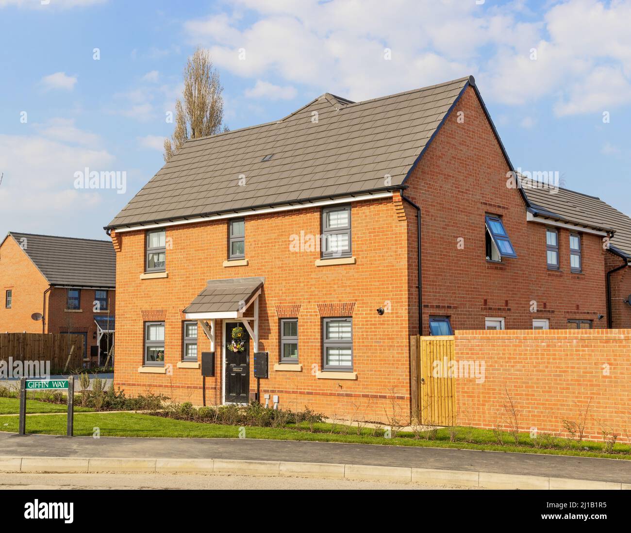 Freistehendes neues Bauhaus in der David Wilson Homes Sawbridge Park Wohnsiedlung. Stockfoto