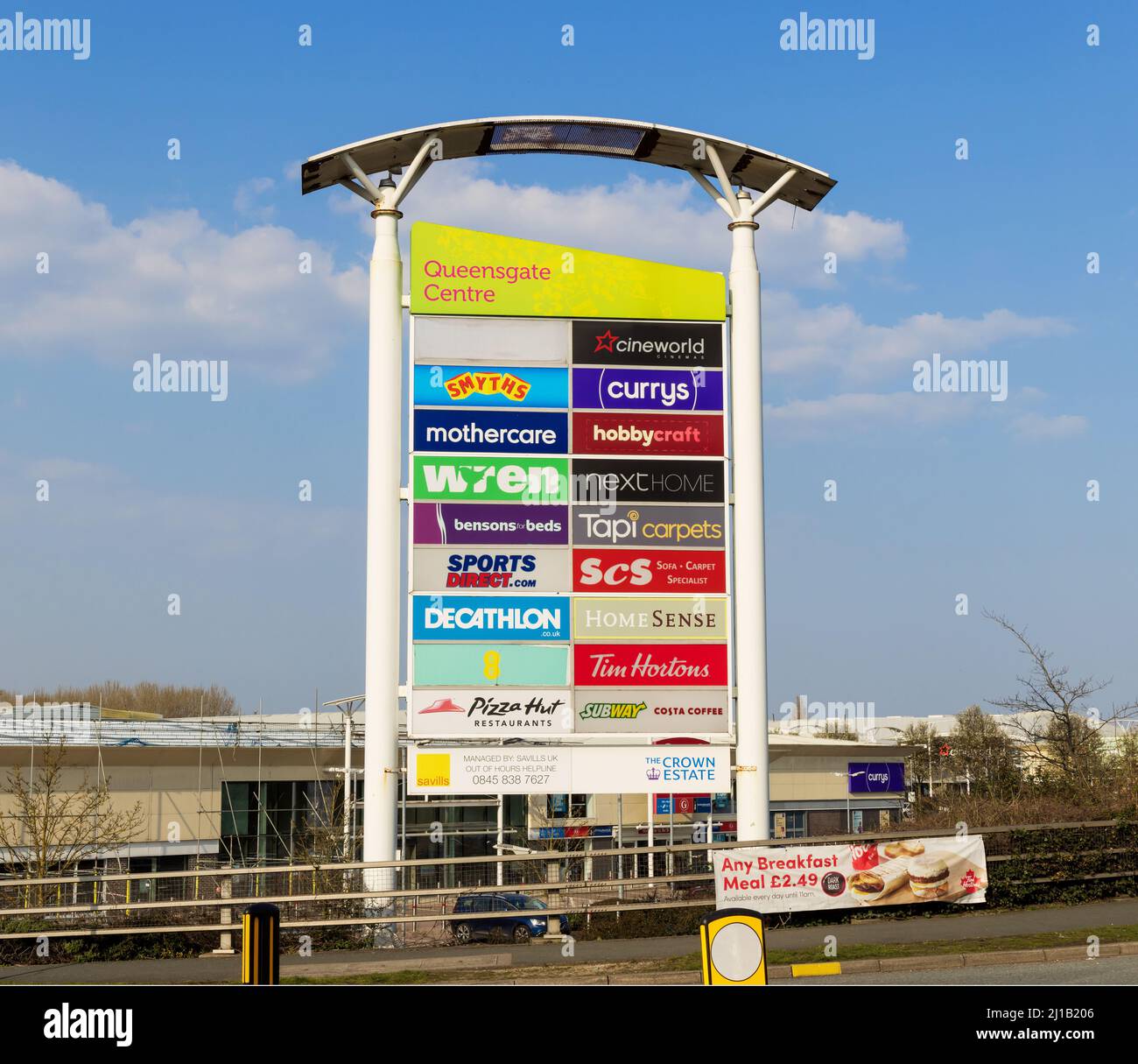 Schild am Eingang zum Queensgate Center Retail Park, Harlow. essex, UK im Besitz des Crown Estate. Stockfoto