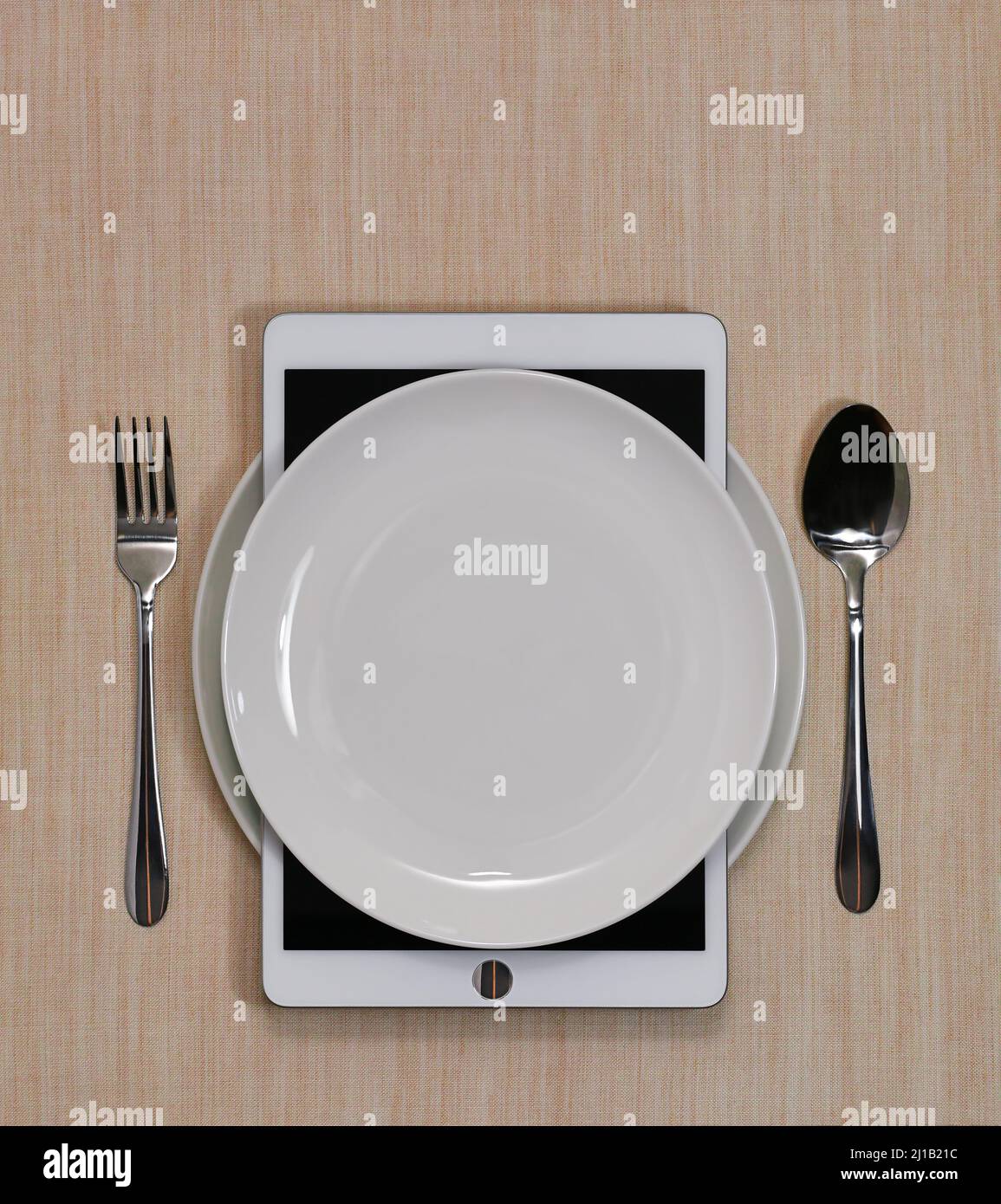 Geschirr-Set integriert mit einem Tablet auf der Tischdecke. Essen bestellen. Stockfoto