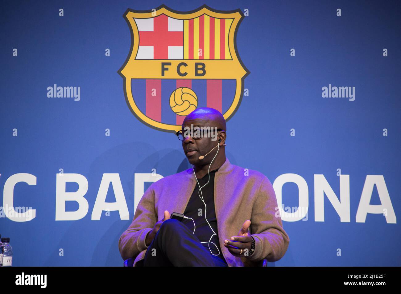 Lilian Thuram (R), ehemaliger Spieler des FC Barcelona und Gründer der Lilian Thuram Foundation for Education Against Racism, wird beim FC Barcelona-Event „Sport as a Tool for Social inclusion“ als Sprecher gesehen. DIPLOCAT und die Stiftung des FC Barcelona haben eine Veranstaltung zum Thema Sport als Instrument der sozialen Integration organisiert, die mit einem Gespräch mit Lilian Thuram, dem ehemaligen französischen Spieler des FC Barcelona und Gründer der Lilian Thuram Foundation for Education Against Racism, eröffnet wird. Die WHO sprach im Dialog mit Rita Marzoa, j, über Bildung und Rassismus im Kontext des Sports Stockfoto