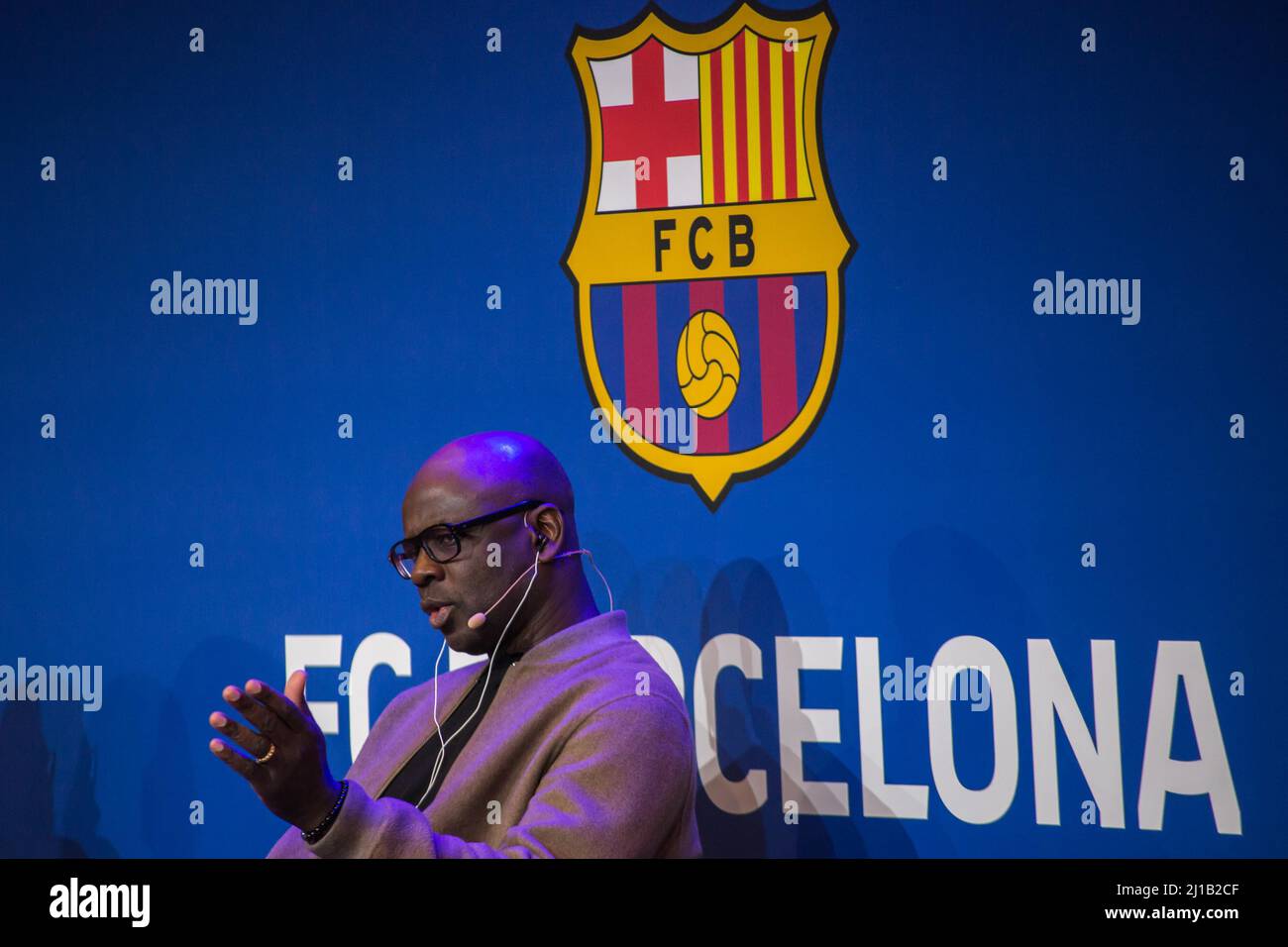 Lilian Thuram (R), ehemaliger Spieler des FC Barcelona und Gründer der Lilian Thuram Foundation for Education Against Racism, wird beim FC Barcelona-Event „Sport as a Tool for Social inclusion“ als Sprecher gesehen. DIPLOCAT und die Stiftung des FC Barcelona haben eine Veranstaltung zum Thema Sport als Instrument der sozialen Integration organisiert, die mit einem Gespräch mit Lilian Thuram, dem ehemaligen französischen Spieler des FC Barcelona und Gründer der Lilian Thuram Foundation for Education Against Racism, eröffnet wird. Die WHO sprach im Dialog mit Rita Marzoa, j, über Bildung und Rassismus im Kontext des Sports Stockfoto