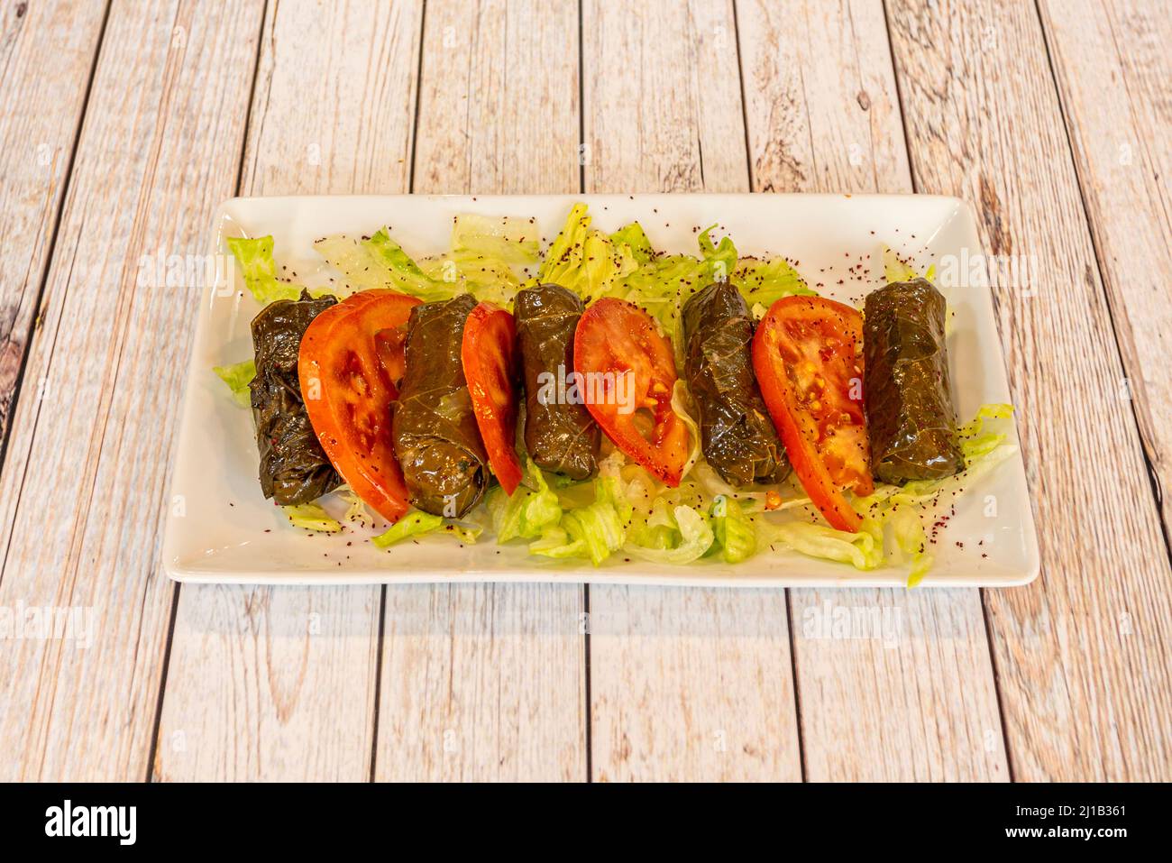 Sarma für ein Essen aus Traubenblättern, hauptsächlich aus einer Vielzahl von Trauben, die Sultana-Trauben genannt werden, gefüllt mit Schweinefleisch oder Lamm und Reis, plus Gewürzen Stockfoto