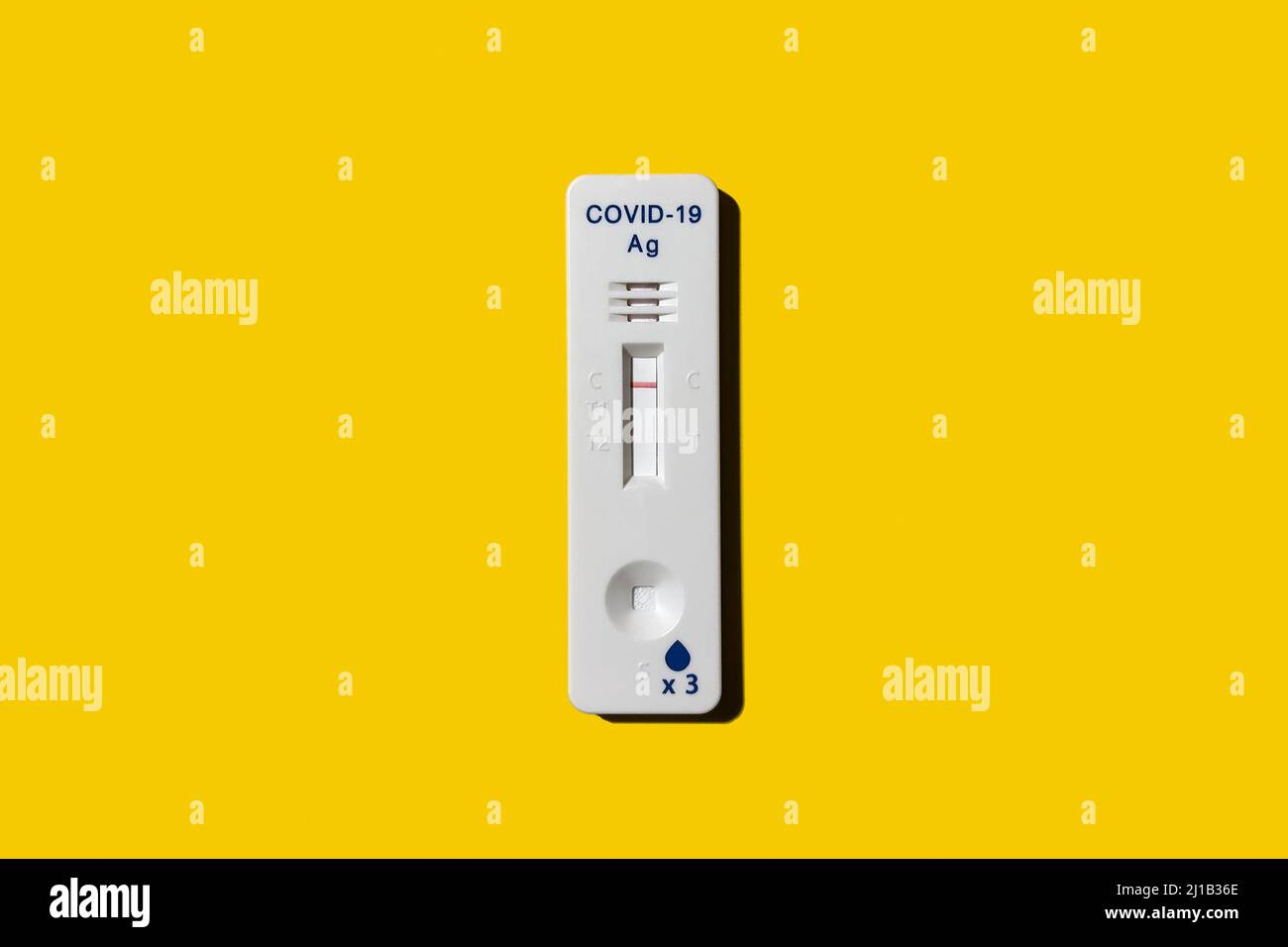 Negativer Express-Antigentest für Coronavirus Covid-19 auf gelbem Hintergrund. Stockfoto