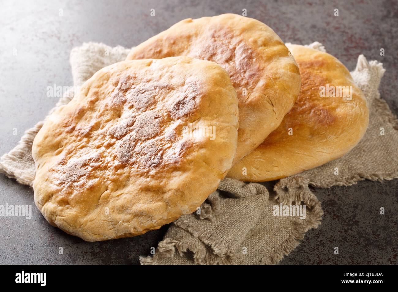 Palyanytsya ukrainische nationale Brot aus Weizenmehl Nahaufnahme auf dem Tisch gemacht. Horizontal Stockfoto