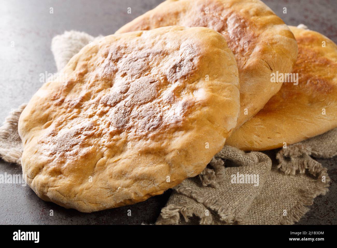Hausgemachte ukrainische authentische Brot Palyanytsya Nahaufnahme auf dem Tisch. Horizontal Stockfoto