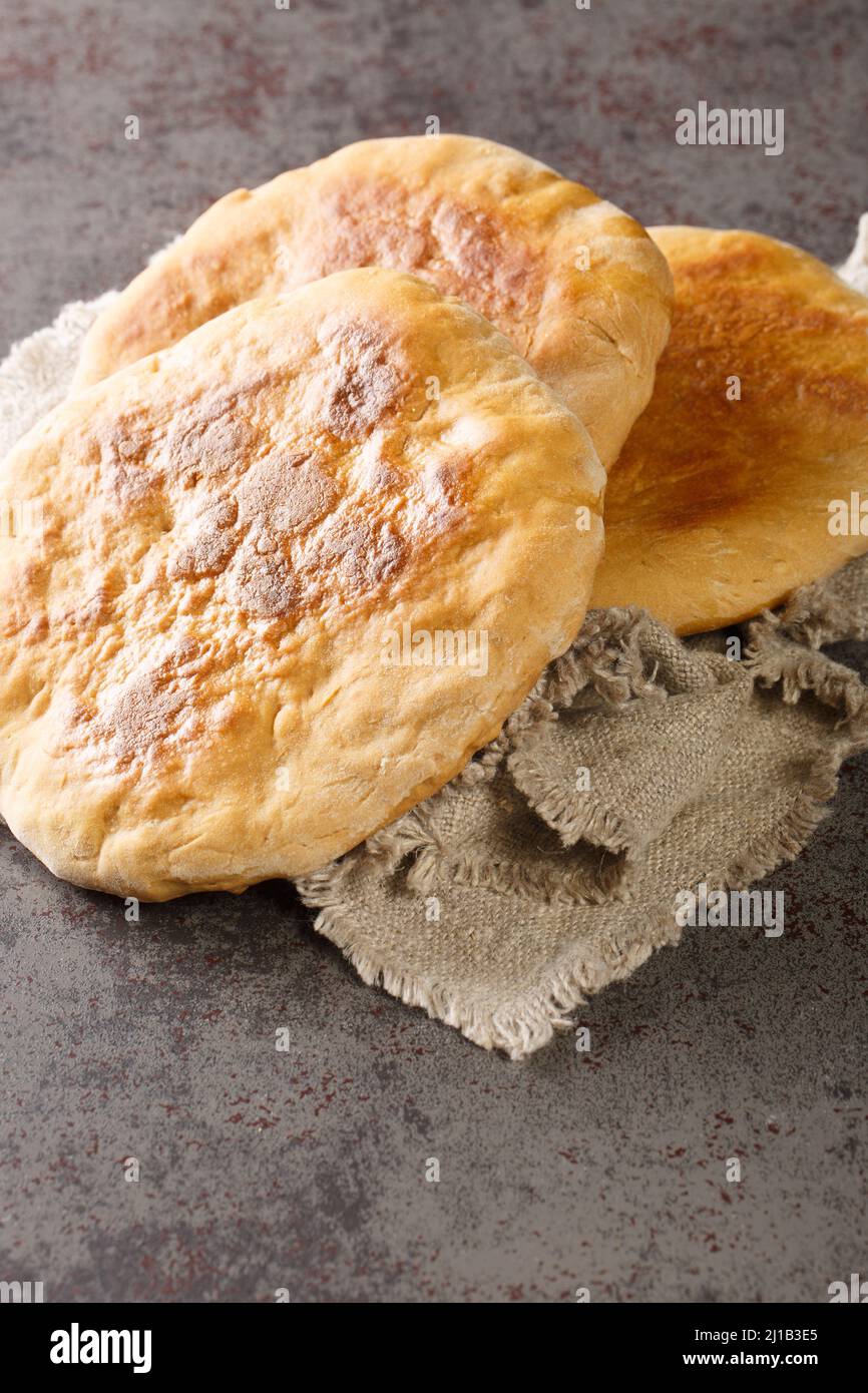 Frisch gebackenes ukrainisches hausgemachtes Palyanitsa-Brot aus nächster Nähe auf dem Tisch. Vertikal Stockfoto