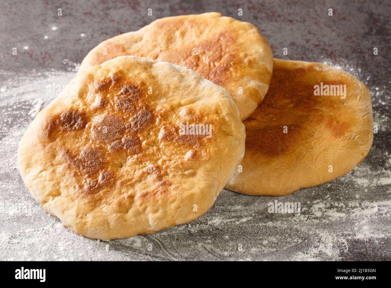 Palyanytsya duftendes ukrainisches Brot mit einer knusprigen Kruste in der Nähe auf dem Tisch. Horizontal Stockfoto