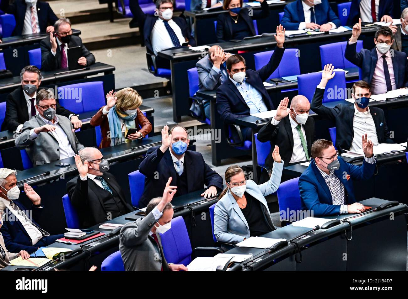 Berlin, Deutschland. 24. März 2022. Während der Plenarsitzung im Deutschen Bundestag stimmen die Abgeordneten über die Gremien ab. Im Rahmen der Haushaltswoche werden in der Sitzung 25. der Legislaturperiode 20. die Einzelbudgets für Wirtschaft und Klimaschutz, Gesundheit, Justiz und Verbraucherschutz, Inneres und Heimat, Landwirtschaft und Ernährung sowie Bildung und Forschung diskutiert. Quelle: Fabian Sommer/dpa/Alamy Live News Stockfoto