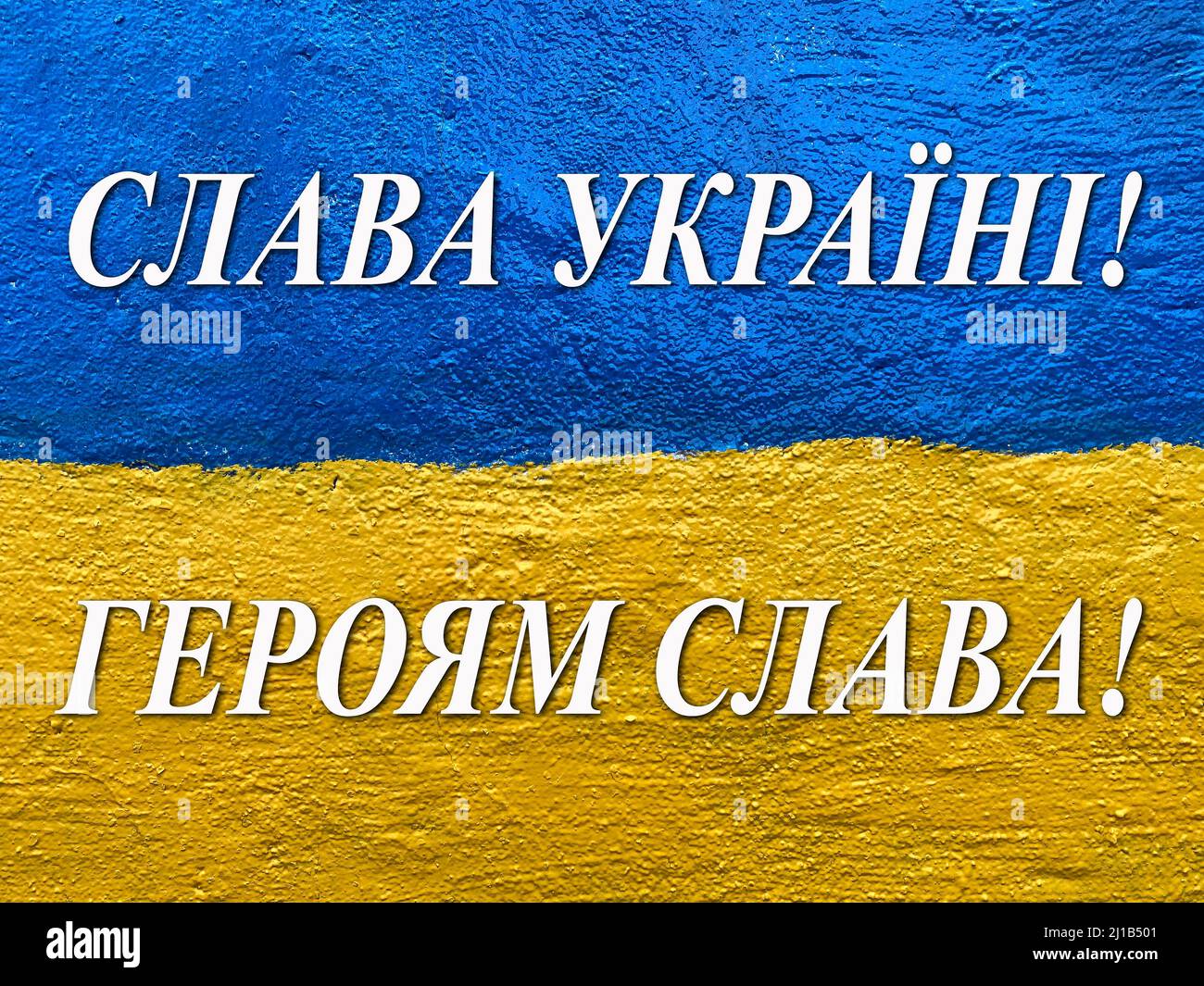 Slogan Ruhm der Ukraine, Ruhm den Helden auf Ukrainisch auf einer an der  Wand gemalten Flagge Stockfotografie - Alamy