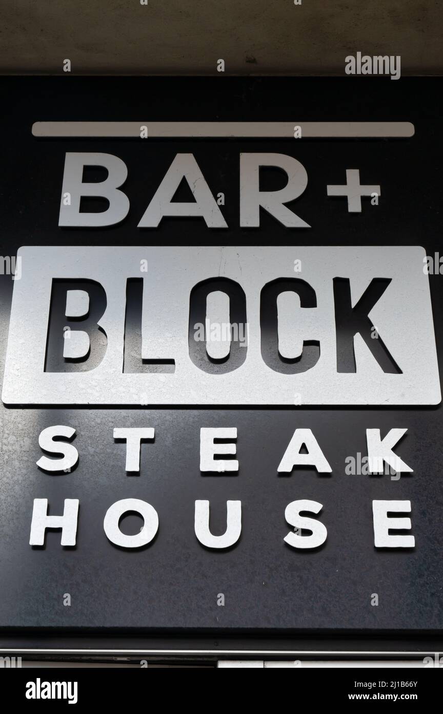 Belfast, Großbritannien - 21. Februar 2022: Das Schild für das Restaurant Bar + Block Steak House in Belfast, Nordirland. Stockfoto