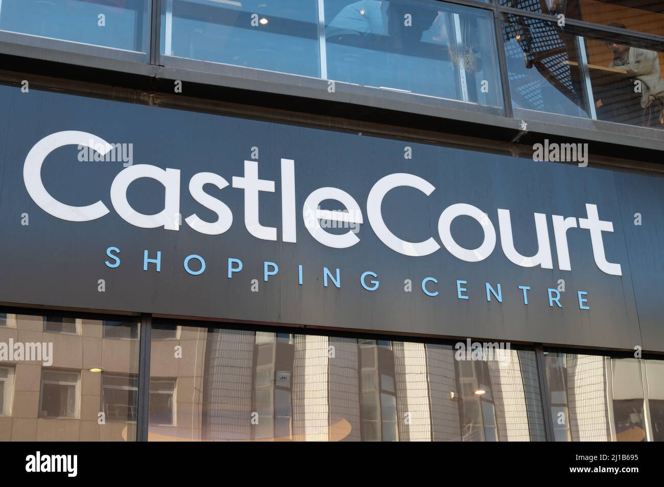 Belfast, UK- 21. Feb 2022:das Schild für das Castle Court Shopping Centre in Belfast, Nordirland. Stockfoto
