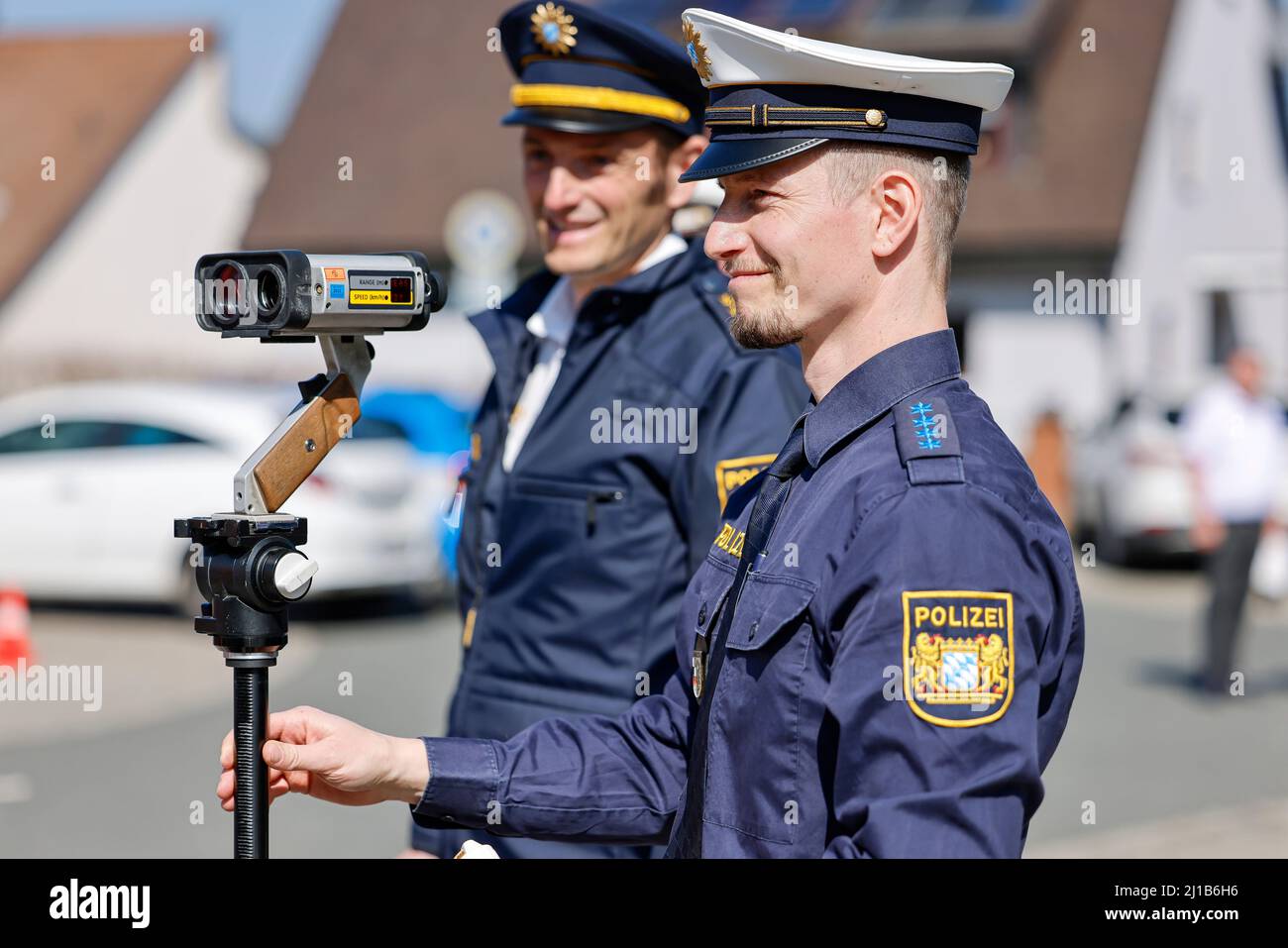 Wendelstein, Deutschland. 24. März 2022. Polizisten bei einer Veranstaltung  zum Blitzmarathon in Bayern mit einem Lasermessgerät. Die bayerische  Polizei führt die erhöhten Geschwindigkeitskontrollen in ganz Bayern ab  6:00 Uhr für 24 Stunden