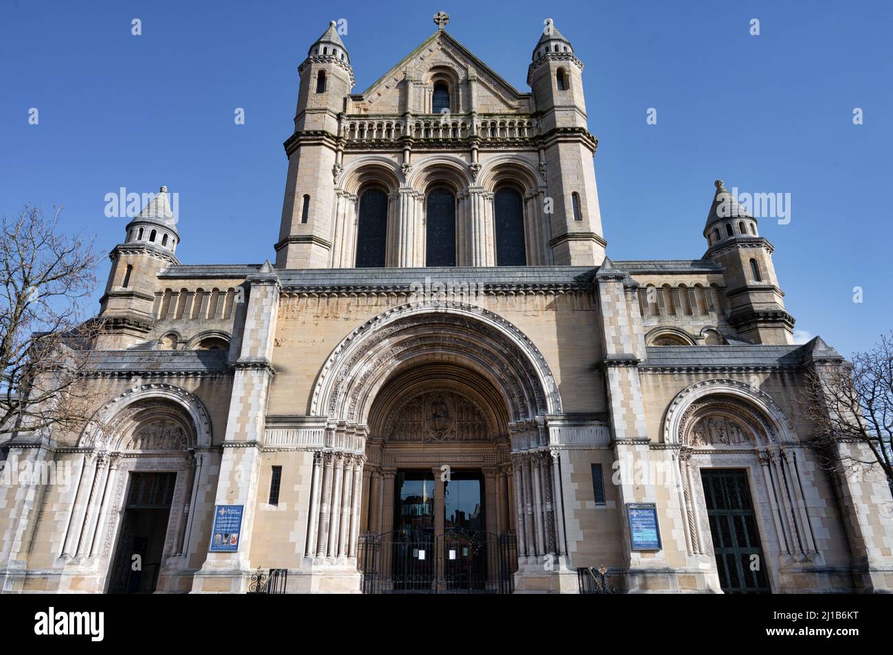 Belfast, Großbritannien - 21. Februar 2022: St Anne’s Cathedral in Belfast Nordirland. Stockfoto