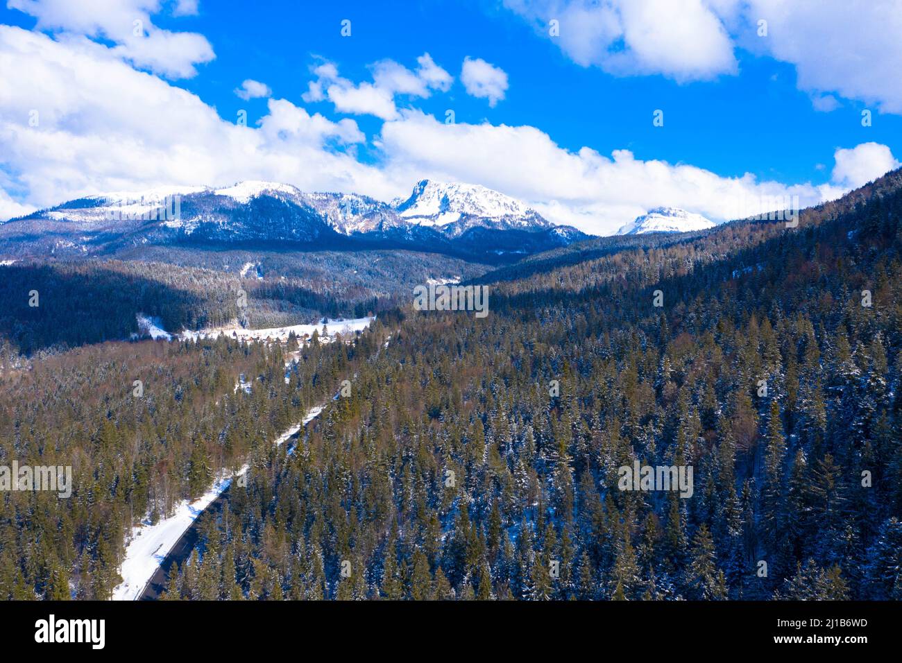 Drohnenfotografie eines Gebirgspasses namens Poetschenpass in der Nähe des österreichischen Dorfes Bad Goisern der Dachstein im Backgroun Stockfoto