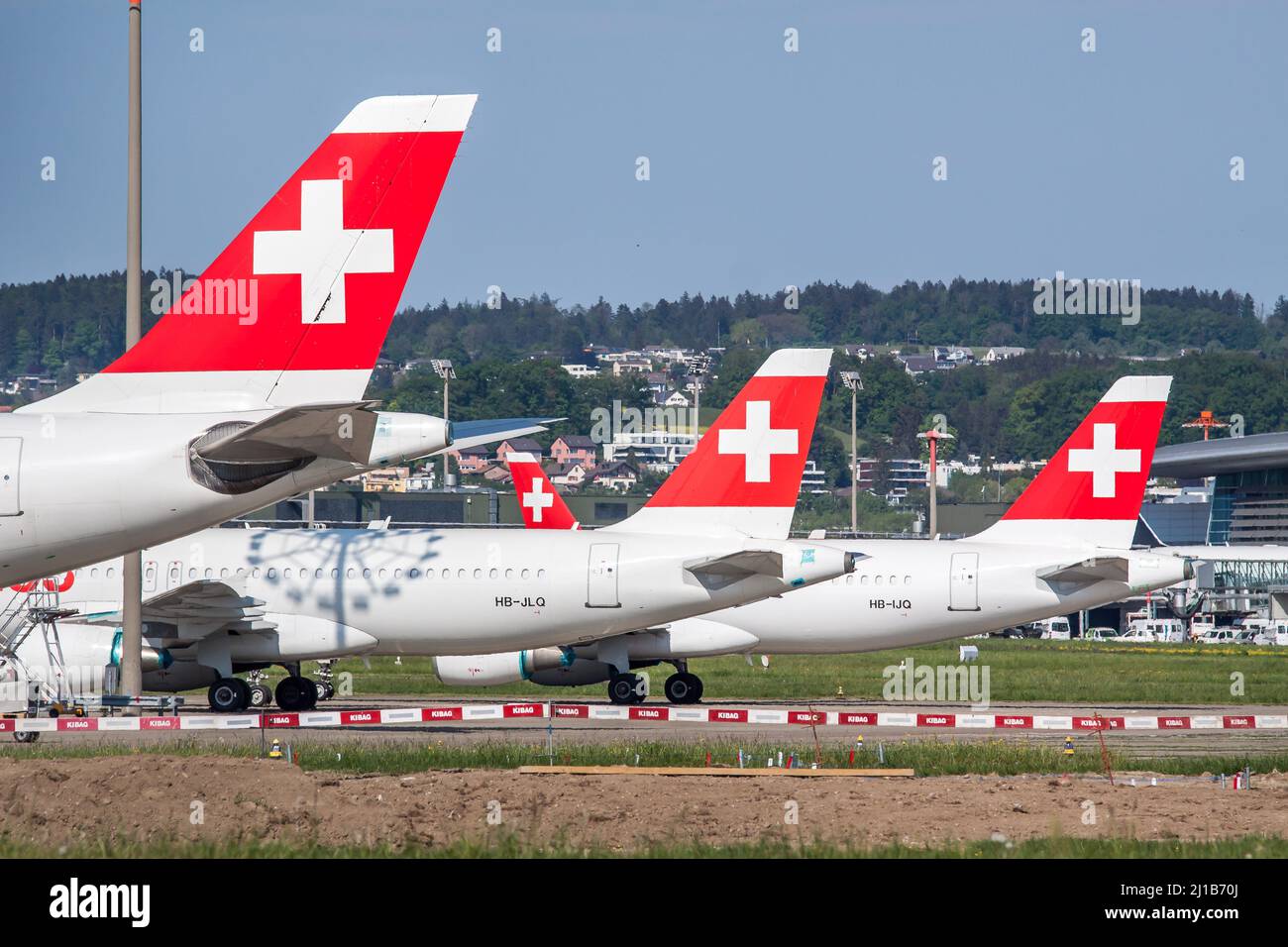 FLUGZEUGE DER FLUGGESELLSCHAFT SWISS IMMOBILISIERTEN WÄHREND DER CORONAVIRUS-KRISE AUF DEM ASPHALT DES FLUGHAFENS ZÜRICH, COVID-19, LUFTVERKEHR, SWISS, LUFTHANSA GROUP, ZÜRICH, KANTON ZÜRICH, SCHWEIZ Stockfoto