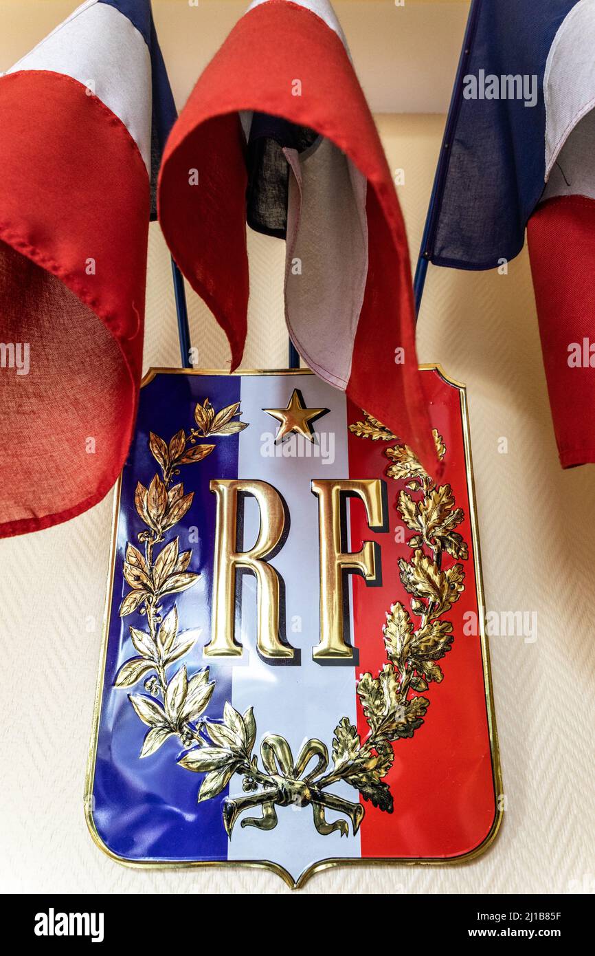 FRANZÖSISCHE FLAGGE UND GEDENKTAFEL DER FRANZÖSISCHEN REPUBLIK, BÜRGERMEISTERAMT VON NEUVE-LYRE, EURE, NORMANDIE, FRANKREICH Stockfoto