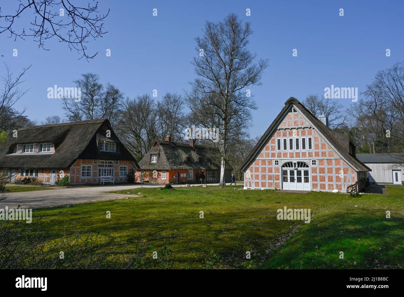 Worpswede, Deutschland. 24. März 2022. Blick auf das Haus im Schluh im Künstlerdorf Worpswede, während der Presseinterview zur Ausstellung 'Heinrich Vogeler. Der Neue Mann.“ Heinrich Vogeler (1872-1942) war einer der führenden Maler und Grafiker des Jugendstils. Quelle: Karsten Klama/dpa/Alamy Live News Stockfoto