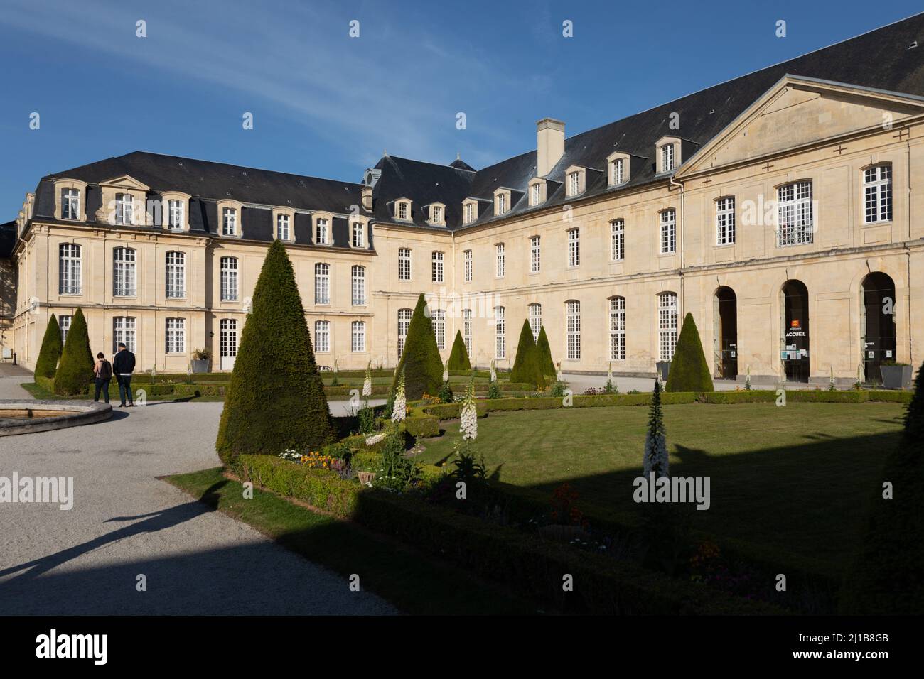 KLOSTERGEBÄUDE DER ABBAYE AUX DAMES, EHEMALIGES KLOSTER DER BENEDIKTINERMÖNCHE, DAS HEUTE DEN REGIONALRAT DER NORMANDIE, CAEN, CALVADOS, NORMANDIE, FRANKREICH BEHERBERGT Stockfoto